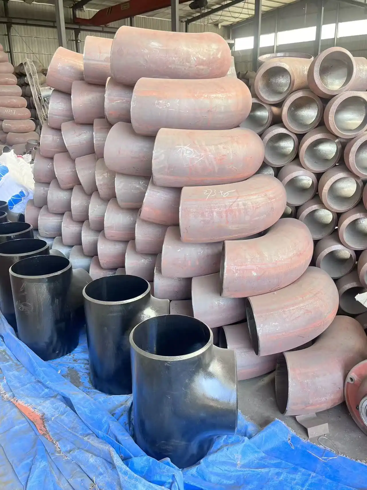 Which carbon steel fittings are commonly used in oil & gas pipelines vs water distribution?