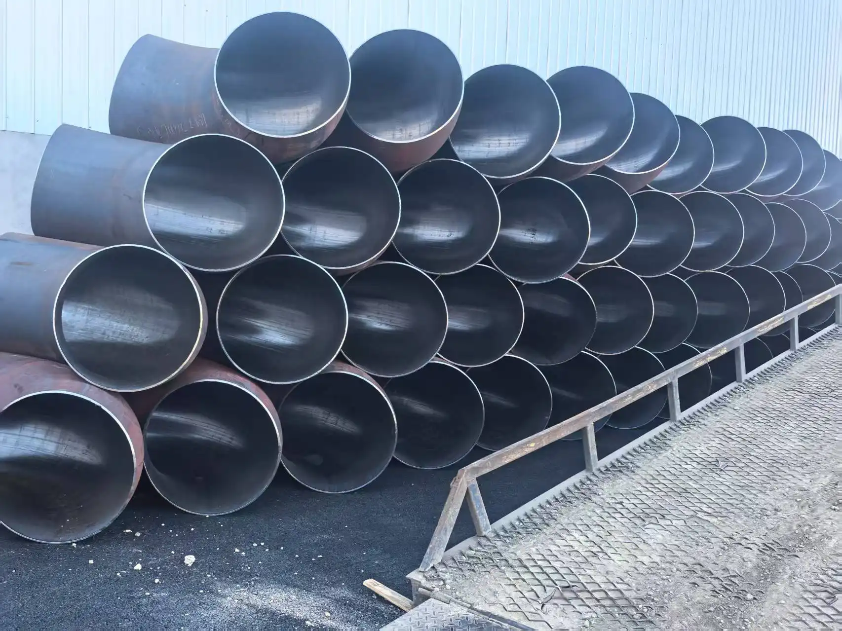 Applications of Carbon Steel Elbows in Oil, Gas, and Water Pipelines